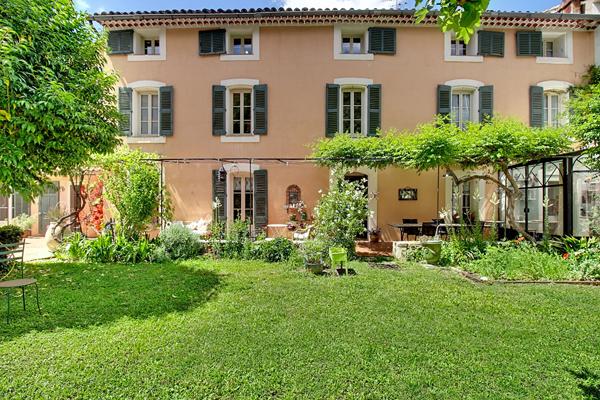 A VENDRE à DRAGUIGNAN Élégante bâtisse de caractère du XIXème siècle avec piscine et jardin au coeur de la ville