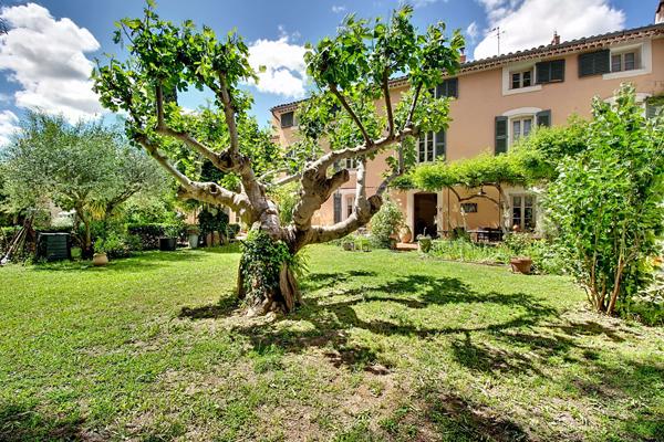 A VENDRE à DRAGUIGNAN Élégante bâtisse de caractère du XIXème siècle avec piscine et jardin au coeur de la ville