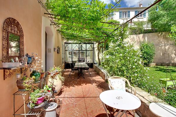 A VENDRE à DRAGUIGNAN Élégante bâtisse de caractère du XIXème siècle avec piscine et jardin au coeur de la ville