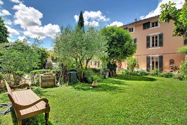A VENDRE à DRAGUIGNAN Élégante bâtisse de caractère du XIXème siècle avec piscine et jardin au coeur de la ville