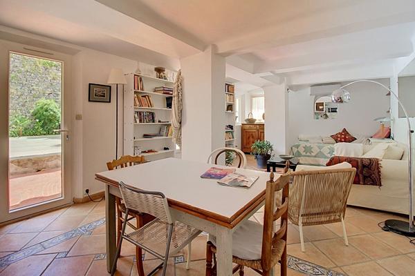 A VENDRE à DRAGUIGNAN Élégante bâtisse de caractère du XIXème siècle avec piscine et jardin au coeur de la ville