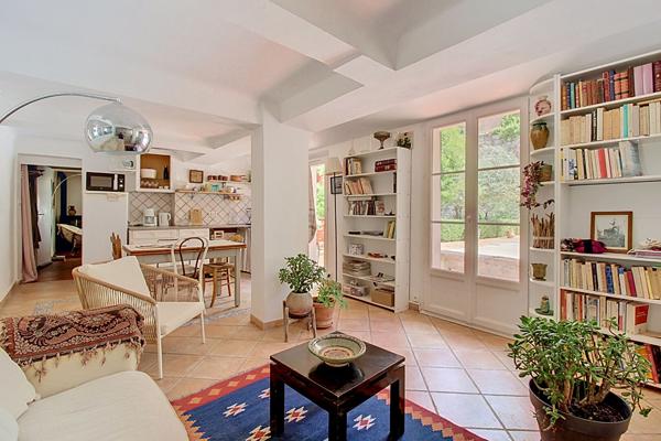 A VENDRE à DRAGUIGNAN Élégante bâtisse de caractère du XIXème siècle avec piscine et jardin au coeur de la ville