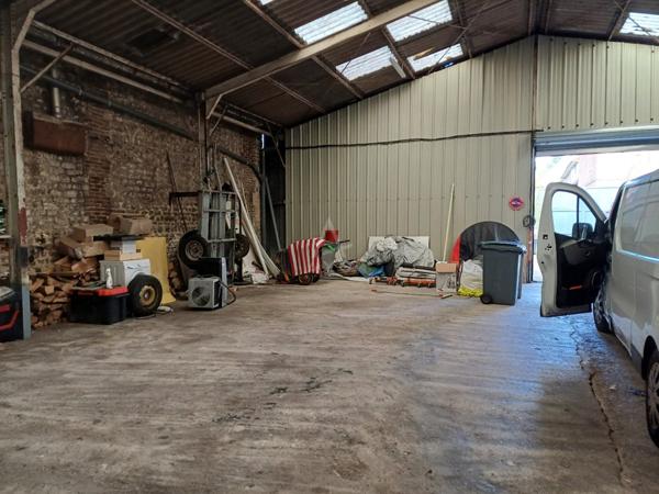 Maison 166 m² avec bureau de 35 m² et grand local de 270 m² Centre St Etienne du Rouvray .Idéal pour Artisan ou Collectionneur de voitures