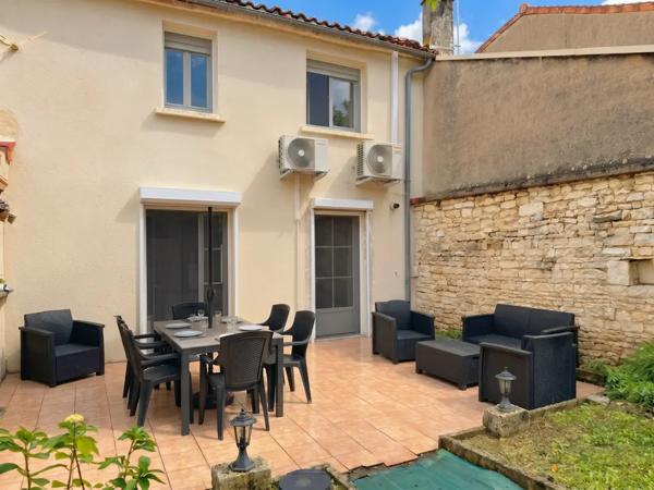 Plein centre de Mansle Charmante maison rénovée avec jardi