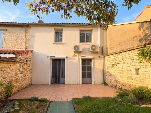 Plein centre de Mansle Charmante maison rénovée avec jardi