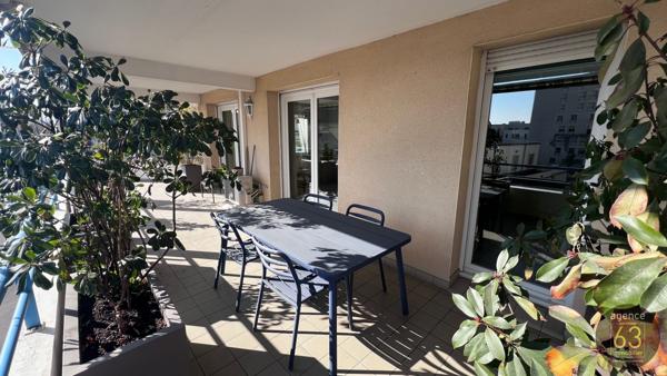 Beau et lumineux T4 de 99 m2, ascenseur, 38 m2 de terrasses, garage de 18 m2, copropriété de standing