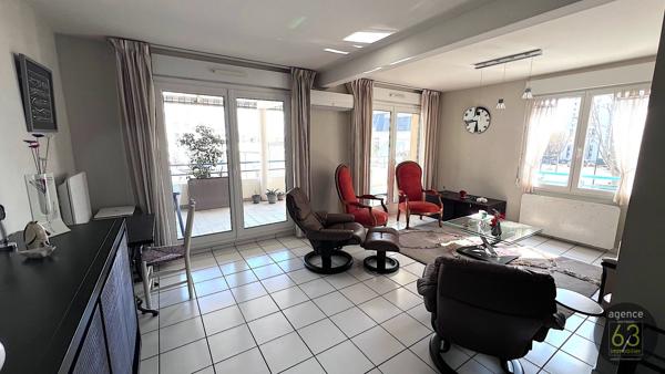 Beau et lumineux T4 de 99 m2, ascenseur, 38 m2 de terrasses, garage de 18 m2, copropriété de standing