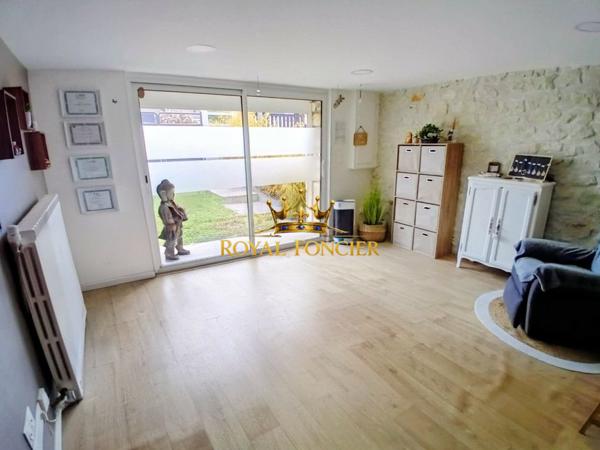 Vue sur l'espace extérieur arrière, quartier calme