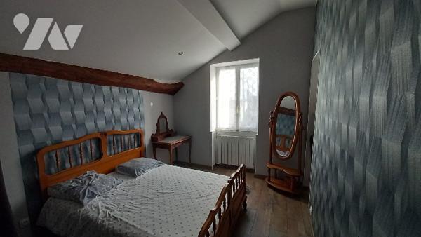 Ancienne maison en pierre entièrement rénovée.