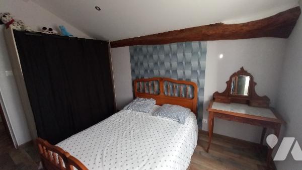 Ancienne maison en pierre entièrement rénovée.