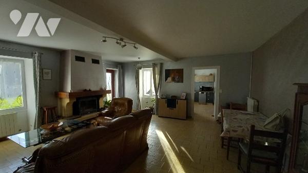 Ancienne maison en pierre entièrement rénovée.