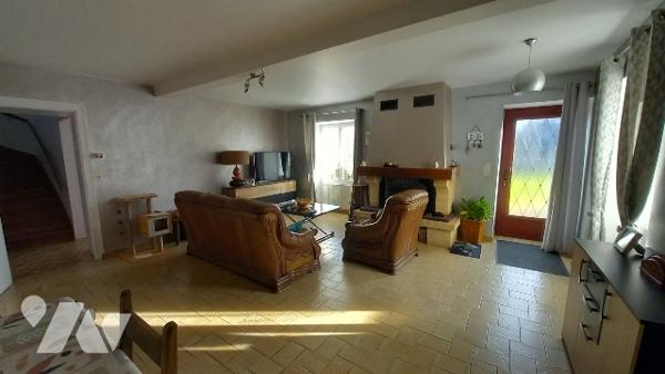 Ancienne maison en pierre entièrement rénovée.