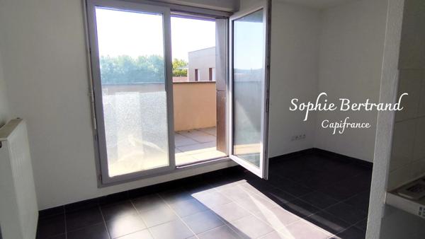 Studio lumineux avec grande terrasse et vue sur le Château des Adhémar