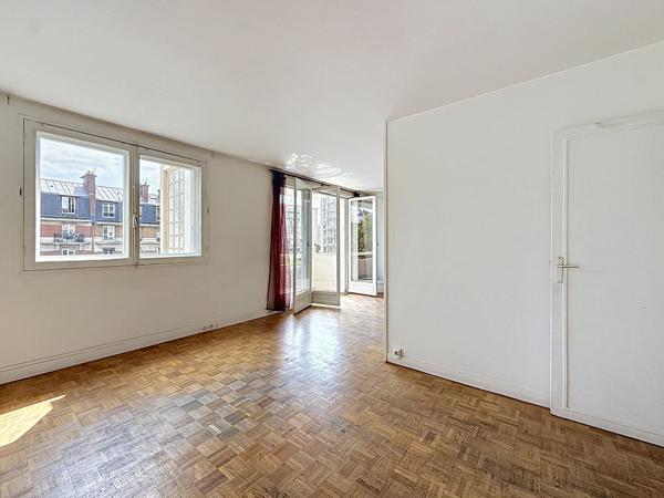 Cours de Vincennes. 3 pièces traversant avec balcon. - PARIS