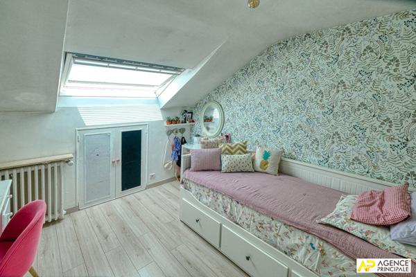 Versailles Notre-Dame Appartement 4 pièces 85m² au sol situé au dernier étage 560 000 € ** - Référence 26750