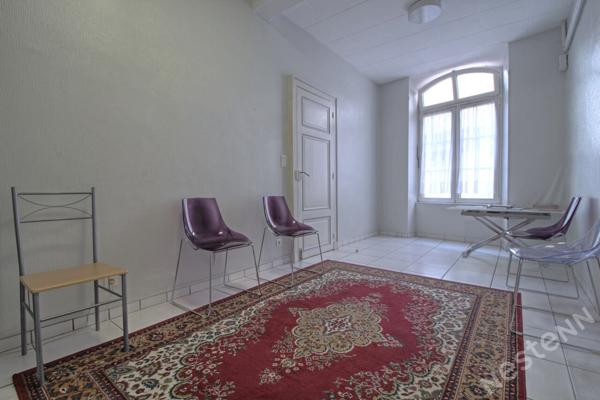 AGEN CENTRE HISTORIQUE - Immeuble de 315 m² avec cave, cour et terrasses.