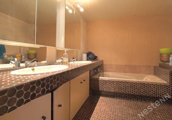 AGEN CENTRE HISTORIQUE - Immeuble de 315 m² avec cave, cour et terrasses.