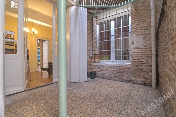AGEN CENTRE HISTORIQUE - Immeuble de 315 m² avec cave, cour et terrasses.
