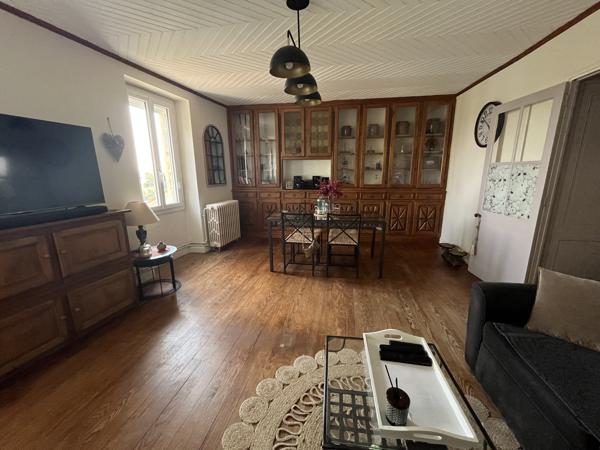 LA REOLE - Maison de ville avec logement indépendant, 2 garages Maison avec vue Garonne, grands garages et logement indépendant attenant