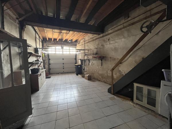 LA REOLE - Maison de ville avec logement indépendant, 2 garages Maison avec vue Garonne, grands garages et logement indépendant attenant