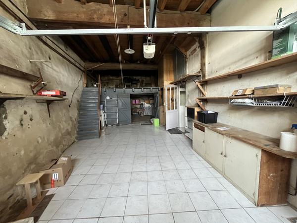 LA REOLE - Maison de ville avec logement indépendant, 2 garages Maison avec vue Garonne, grands garages et logement indépendant attenant