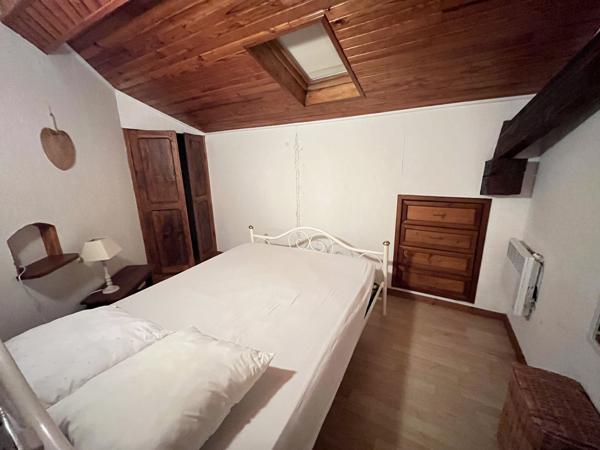 LA REOLE - Maison de ville avec logement indépendant, 2 garages Maison avec vue Garonne, grands garages et logement indépendant attenant
