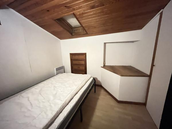 LA REOLE - Maison de ville avec logement indépendant, 2 garages Maison avec vue Garonne, grands garages et logement indépendant attenant