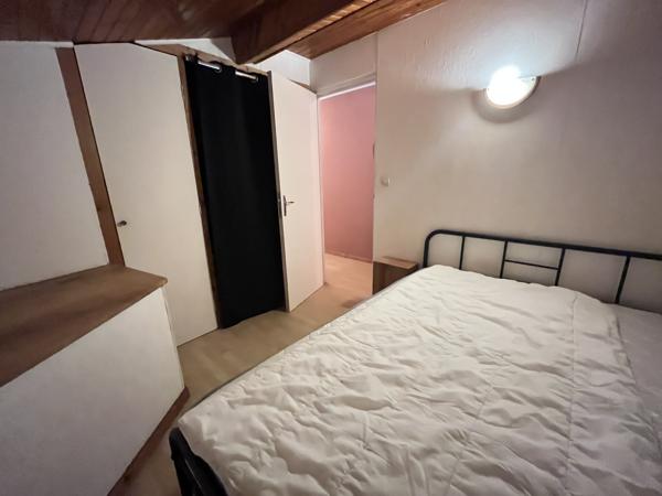 LA REOLE - Maison de ville avec logement indépendant, 2 garages Maison avec vue Garonne, grands garages et logement indépendant attenant