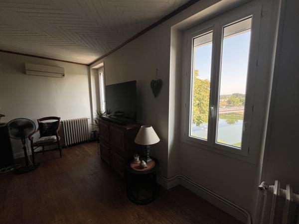 LA REOLE - Maison de ville avec logement indépendant, 2 garages Maison avec vue Garonne, grands garages et logement indépendant attenant
