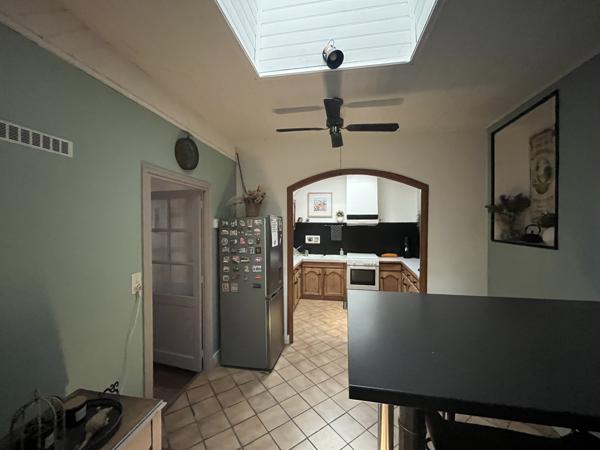 LA REOLE - Maison de ville avec logement indépendant, 2 garages Maison avec vue Garonne, grands garages et logement indépendant attenant
