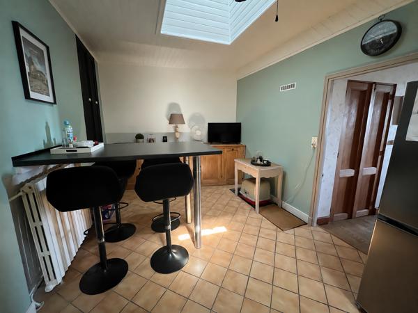 LA REOLE - Maison de ville avec logement indépendant, 2 garages Maison avec vue Garonne, grands garages et logement indépendant attenant