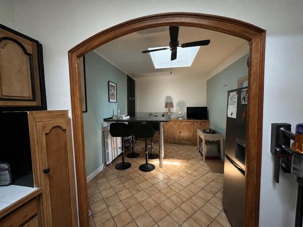 LA REOLE - Maison de ville avec logement indépendant, 2 garages Maison avec vue Garonne, grands garages et logement indépendant attenant