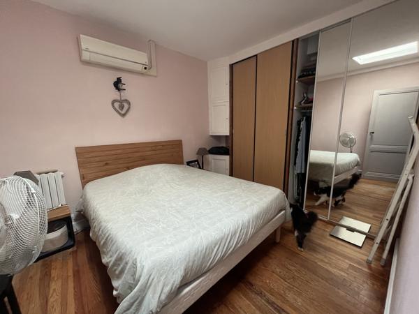 LA REOLE - Maison de ville avec logement indépendant, 2 garages Maison avec vue Garonne, grands garages et logement indépendant attenant