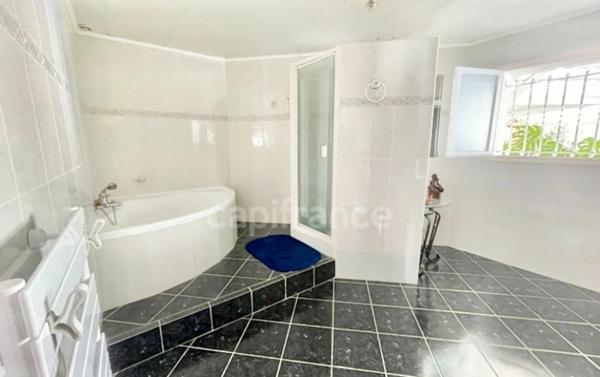 AUDENGE (33)-maison 210m² dont 71m² de dépendance -Plain pied-calme-proche collège-panneaux solaires-