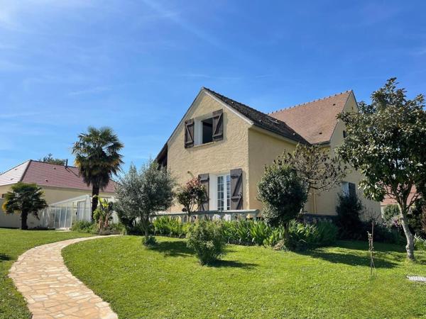 Située à Voulx (77940), cette propriété offre un cadre paisible et familial.