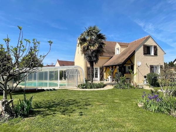 Située à Voulx (77940), cette propriété offre un cadre paisible et familial.