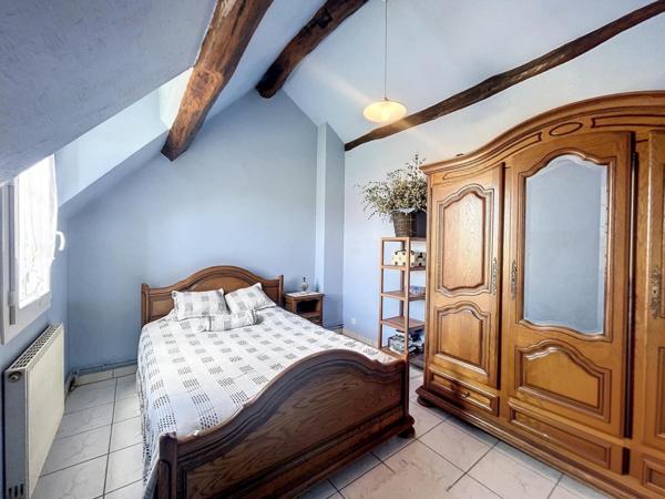 Située à Voulx (77940), cette propriété offre un cadre paisible et familial.