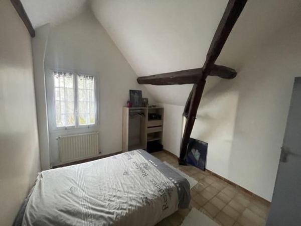 Située à Voulx (77940), cette propriété offre un cadre paisible et familial.