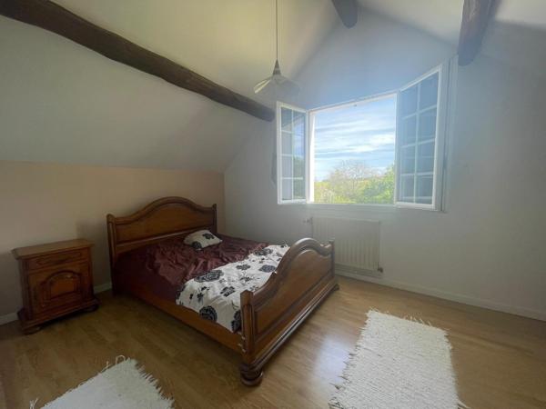 Située à Voulx (77940), cette propriété offre un cadre paisible et familial.