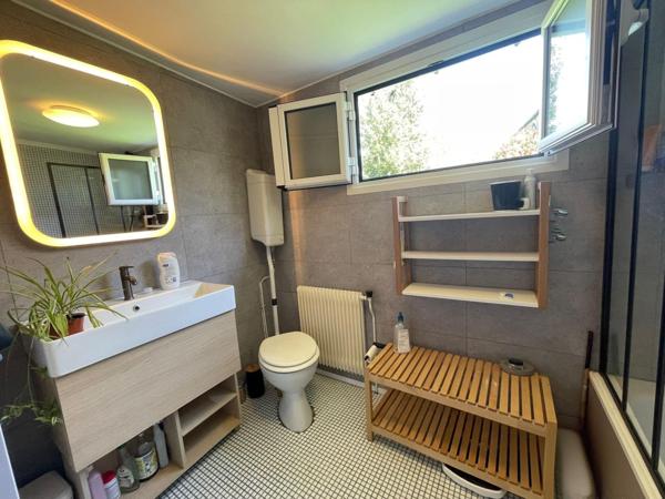 Située à Voulx (77940), cette propriété offre un cadre paisible et familial.