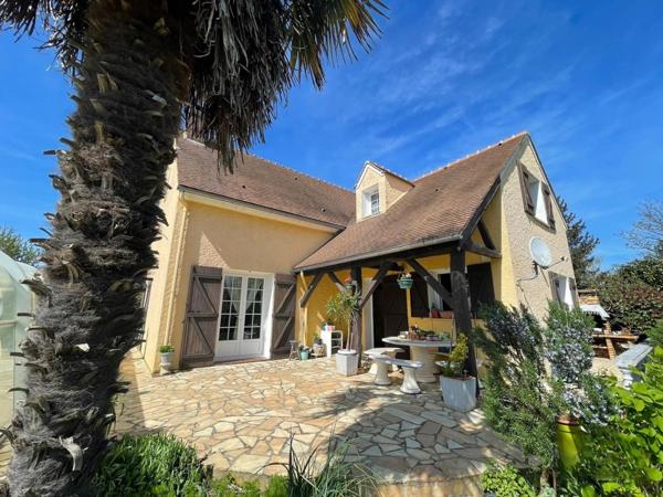 Située à Voulx (77940), cette propriété offre un cadre paisible et familial.