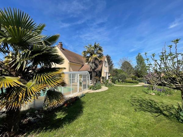 Située à Voulx (77940), cette propriété offre un cadre paisible et familial.