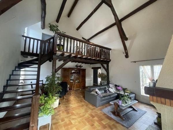 Située à Voulx (77940), cette propriété offre un cadre paisible et familial.