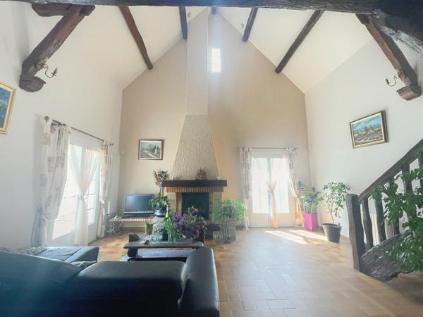 Située à Voulx (77940), cette propriété offre un cadre paisible et familial.