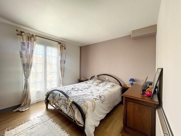 Située à Voulx (77940), cette propriété offre un cadre paisible et familial.