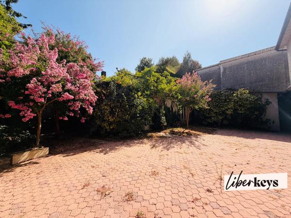LA CHÂTAIGNERAIE – MAISON DE VILLE 269 M² AVEC STUDIO INDÉPENDANT : RÉSIDENCE FAMILIALE OU INVESTISSEMENT LOCATIF À FORT POTENTIEL