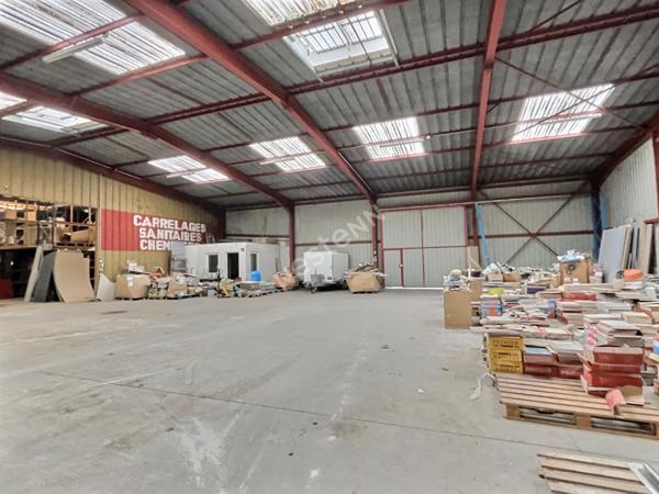 Cellule commerciale + dépôt :1920 m² .Proche Zone Leclerc Betting