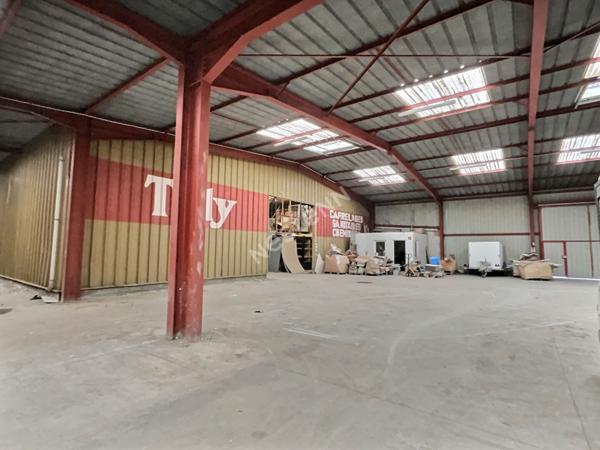 Cellule commerciale + dépôt :1920 m² .Proche Zone Leclerc Betting