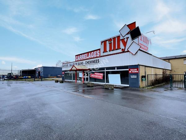 Cellule commerciale + dépôt :1920 m² .Proche Zone Leclerc Betting