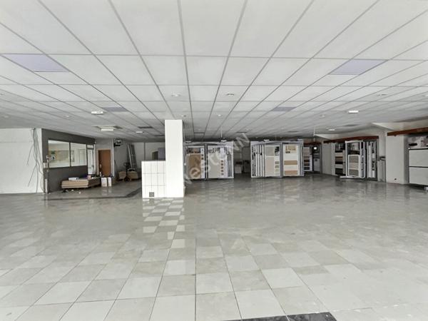 Cellule commerciale + dépôt :1920 m² .Proche Zone Leclerc Betting